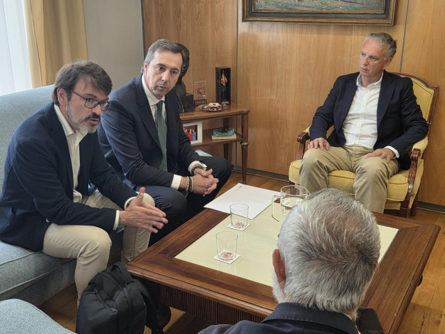 El delegado del Gobierno recibe a directivos de Iberdrola en Extremadura