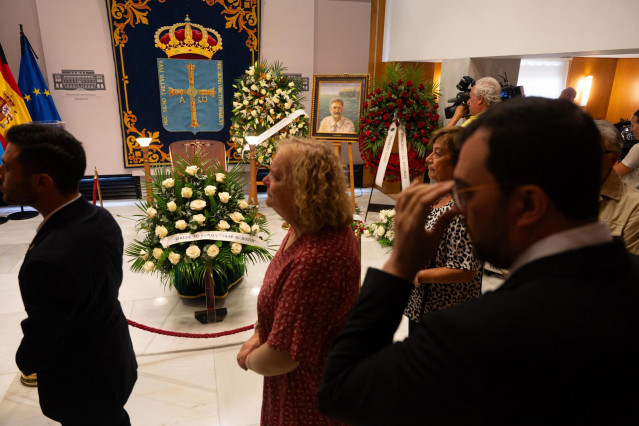 Varias personas hacen cola en la capilla ardiente del expresidente del Principado, Antonio Trevín, instalada en la sede de Presidencia del Principado.