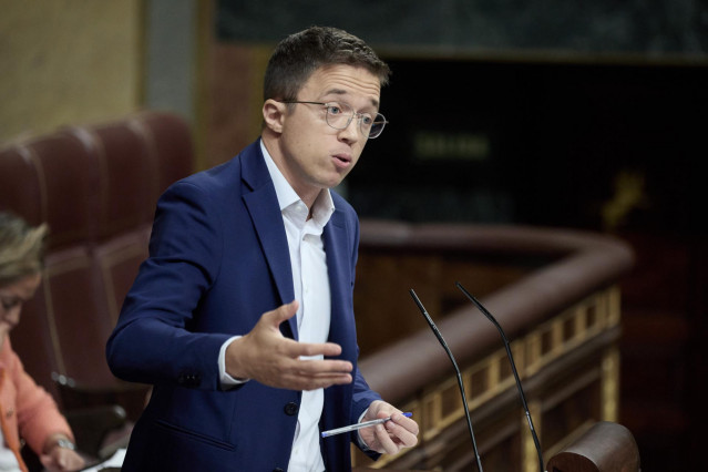 Archivo - (Foto de ARCHIVO) El exportavor parlamentario de Sumar, Iñigo Errejón, interviene durante una sesión de control al Gobierno, en el Congreso de los Diputados, a 9 de octubre de 2024, en Madrid (España).