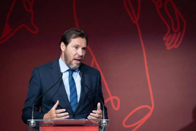 Archivo - El ministro de Transportes y Movilidad Sostenible, Óscar Puente, interviene durante la inauguración del Salón Internacional de la Logística (SIL), en la Fira de de Barcelona Montjuïc, a 5 de junio de 2024, en Barcelona, Catalunya (España)