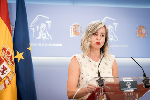 La portavoz de Sumar en el Congreso, Verónica Martínez Barbero, durante una rueda de prensa en el Congreso de los Diputados, a 8 de julio de 2025, en Madrid (España).