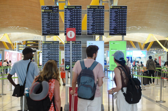 Pasajeros esperan en la entrada de la Terminal 4 de Barajas, a 2 de julio de 2025, en Madrid (España).