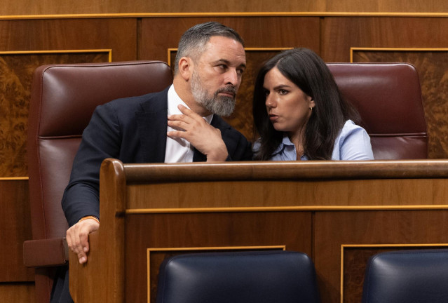 El líder de Vox, Santiago Abascal, y la portavoz de Vox en el Congreso, Pepa Millán, durante una sesión plenaria extraordinaria, en el Congreso de los Diputados, a 22 de julio de 2025, en Madrid (España).