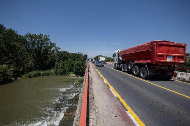 Camiones a su paso por el puente de Zulema durante el día del inicio de las obras de su renovación, a 14 de julio de 2025, en Alcalá de Henares, Madrid (España).