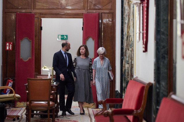 (I-D) El vicepresidente primero de la Mesa del Congreso, Alfonso Rodríguez Gómez de Celis; la presidenta del Congreso, Francina Armengol y la secretaria segunda de la Mesa del Congreso, Isaura Leal, a su llegada a una reunión de la Mesa del Congreso, en e