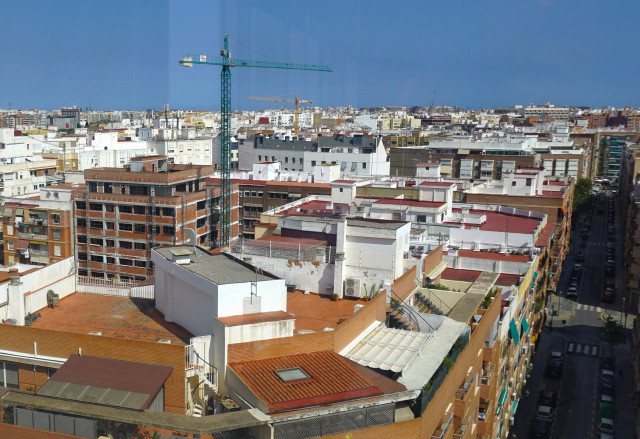 Archivo - Solo el 23% de los inquilinos negocia el alquiler y un 33% acaba pagando más, según Fotocasa
