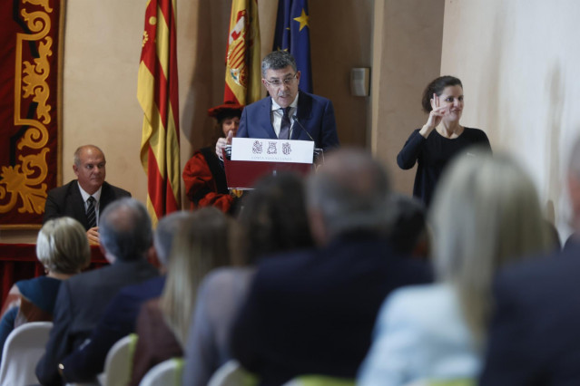 Archivo - El expresidente de Les Corts Valencianes Enric Morera durante el acto institucional del 25 d'Abril