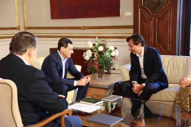 El presidente de la Junta de Andalucía, Juanma Moreno (i), junto al presidente de Microsoft España, Francisco Salcedo (d). A 25 de julio de 2025, en Sevilla (Andalucía, España).