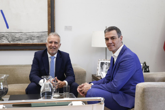 Archivo - El ministro de Política Territorial y Memoria Democrática, Ángel Víctor Torres (i), y el presidente del Gobierno, Pedro Sánchez (d), durante una reunión previa al Consejo de Ministros, en el Palacio de la Moncloa, a 27 de mayo de 2025, en Madrid