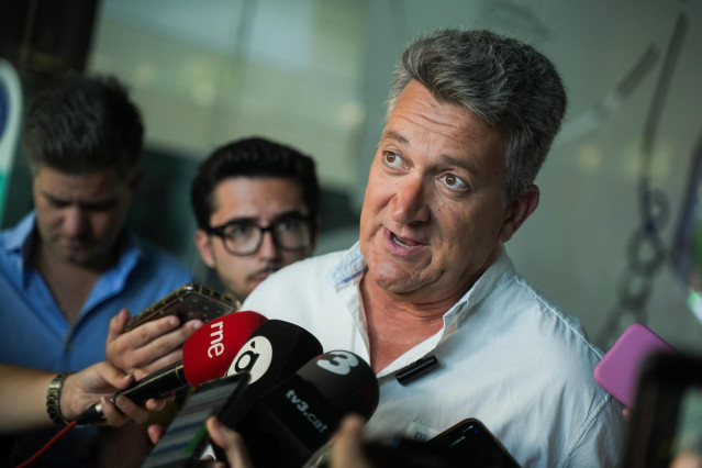El conseller de Medio Ambiente, Infraestructuras y Territorio, Vicente Martínez Mus, ofrece declaraciones a los medios