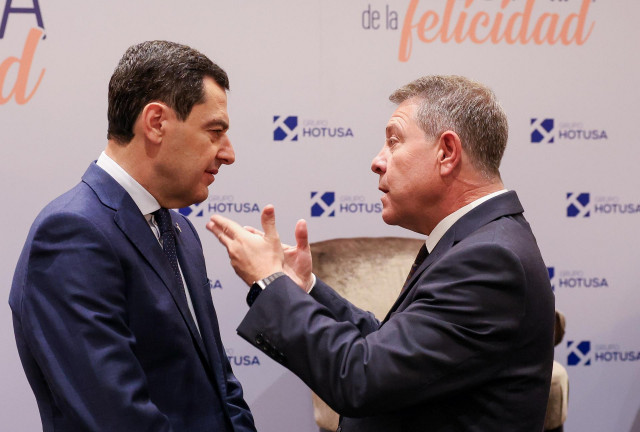 Archivo - El presidente de la Junta de Andalucía, Juanma Moreno (i), y el presidente de Castilla-La Mancha, Emiliano García-Page (d), durante un desayuno informativo, en foto de archivo.