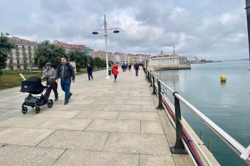 Archivo - Gente paseando por Santander