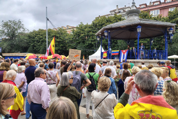 Decenas de personas se concentran en Santander para pedir 