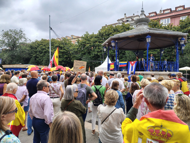 Decenas de personas se concentran en Santander para pedir 