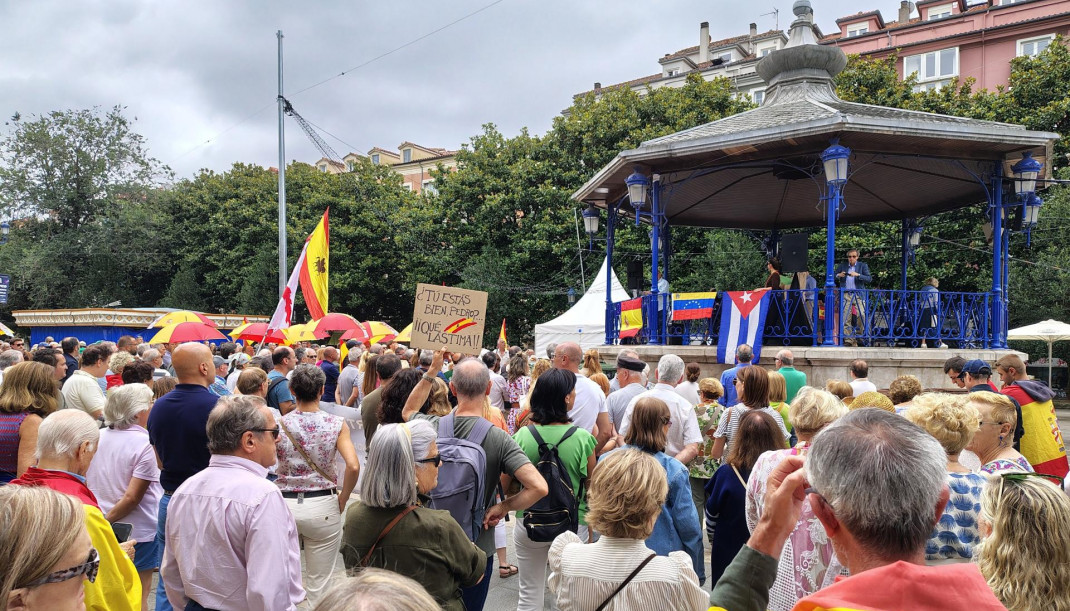 EuropaPress 6876574 decenas personas concentran santander pedir democraticamente dimision pedro
