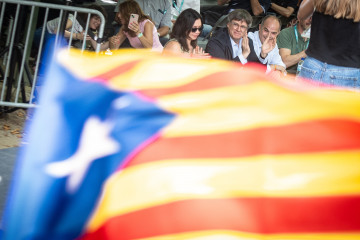El presidente de Junts, Carles Puigdemont, junto a su esposa durante la celebración de Junts