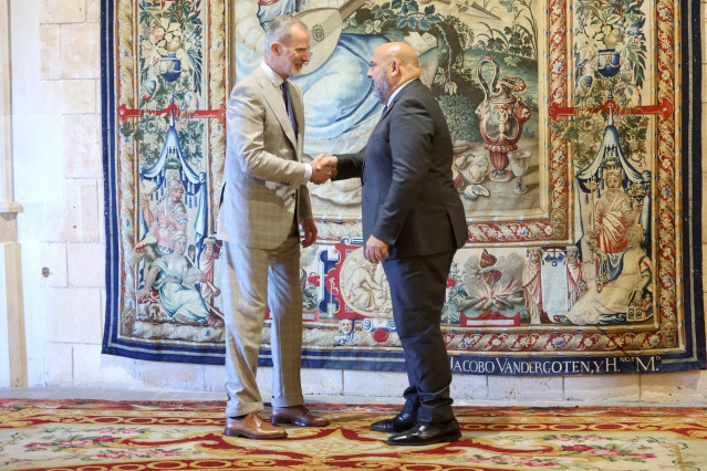 El Rey Felipe VI recibe en audiencia al alcalde de Palma, Jaime Martínez, en el Palacio de la Almudaina