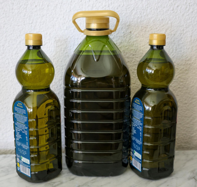 Archivo - Una garrafa y dos botellas de aceite
