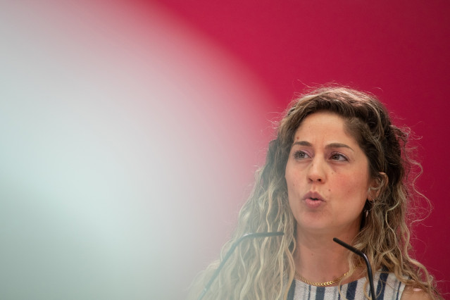 La coordinadora de Movimiento Sumar, Lara Hernández, durante la última reunión del curso político del Grupo Coordinador del Movimiento Sumar, en el Teatro Réplika de Madrid, a 12 de julio de 2025, en Madrid (España).