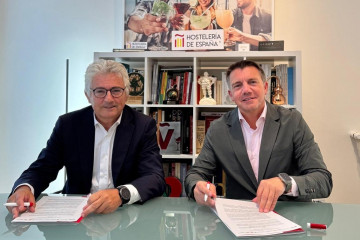 El presidente de la Asociación SDDR para España, José María Bonmatí y el de Hostelería de España, José Luis Álvarez Almeida