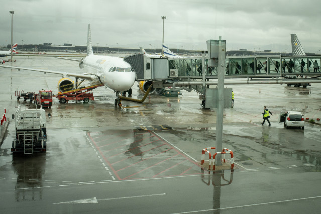 Archivo - Un avión en una pista de aeropuerto