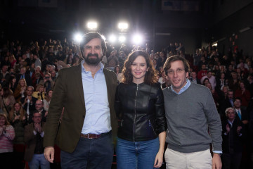 Archivo - El director de comunicación del Partido Popular de Madrid, Rafael Núñez Huesca, la  presidenta de la Comunidad de Madrid, Isabel Díaz Ayuso, y el alcalde de Madrid, José Luis Martínez 