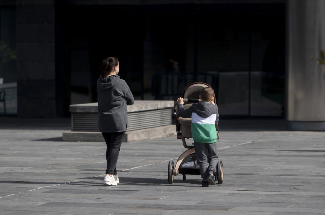 Archivo - Una madre y un niño con un carro de un bebe en el Centro de Recepción, Atención y Derivación (CREADE) de Pozuelo, a 22 de febrero de 2023, en Pozuelo de Alarcón, Madrid (España).