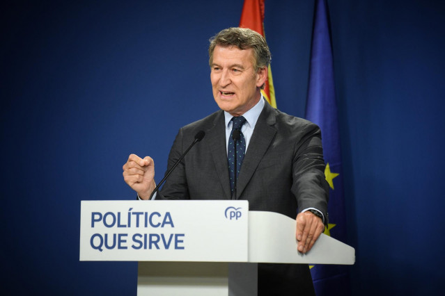 Archivo - El presidente del Partido Popular, Alberto Núñez Feijóo, durante una rueda de prensa, en la sede del PP en Génova, a 12 de junio de 2025, en Madrid (España).