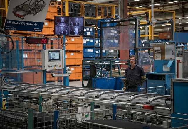 Archivo - Trabajador en fábrica de componentes vehículos (industria)
