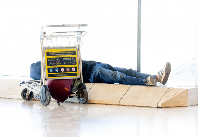 Una persona tumbada en la Terminal 4 del aeropuerto Adolfo Suárez Madrid-Barajas