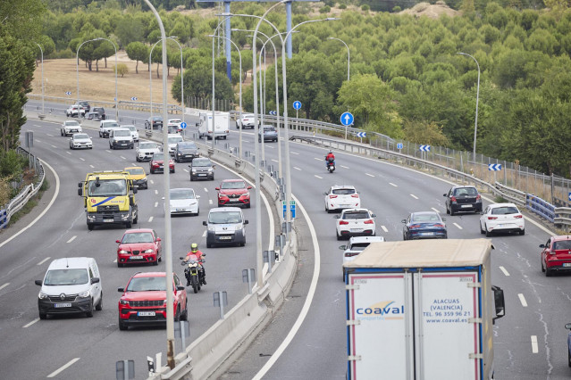 Archivo - Varios vehículos en la autovía A-3