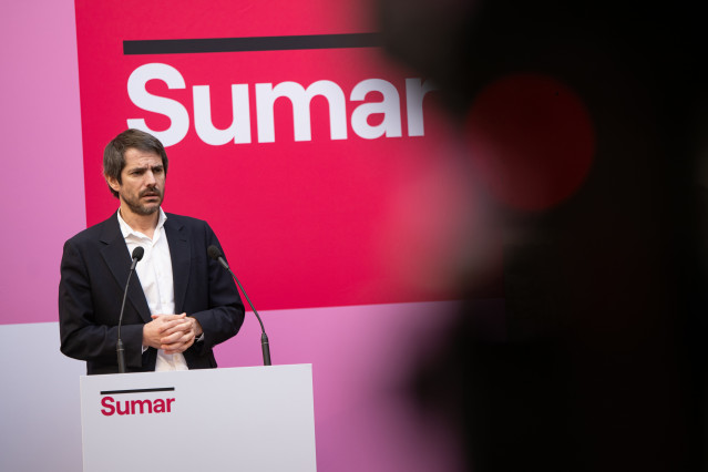 Archivo - El ministro de Cultura, Ernest Urtasun, ofrece una rueda de prensa, en la sede de Sumar, a 8 de enero de 2024, en Barcelona, Catalunya (España).