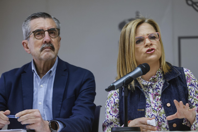 Archivo - La delegada del Gobierno en la Comunitat Valenciana, Pilar Bernabé, acompañada por el comisionado del Gobierno para la reconstrucción, José María Ángel.