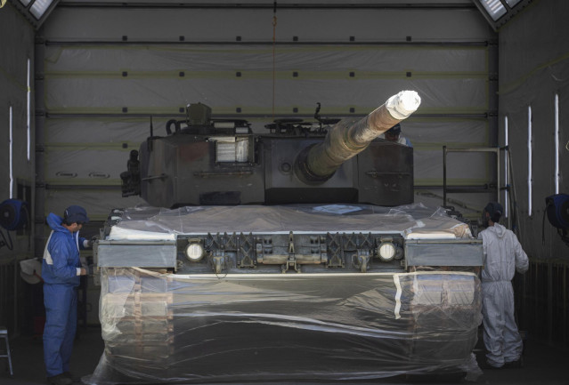 Archivo - Rehabilitación de uno de los tanques Leopard en la planta de Santa Bárbara Sistemas. A 23 de marzo de 2023, en Sevilla (Andalucía, España).