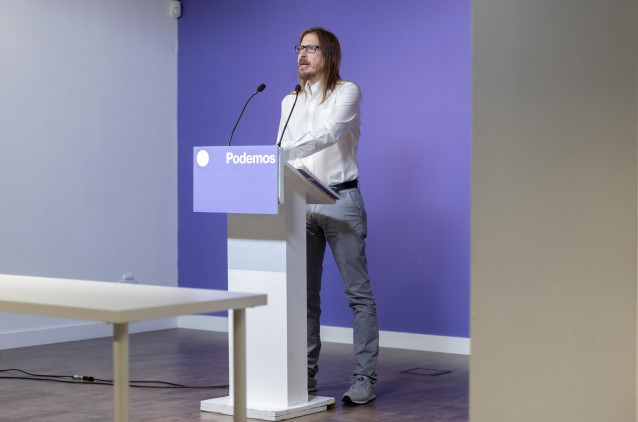 El secretario de Organización y portavoz de Podemos, Pablo Fernández, durante una rueda de prensa, en la sede de Podemos, a 29 de julio de 2025, en Madrid (España).