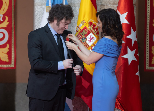 Archivo - La presidenta de la Comunidad de Madrid, Isabel Díaz Ayuso, condecora al presidente de la República Argentina, Javier Milei, en la Real Casa de Correos, a 21 de junio de 2024, en Madrid (España).