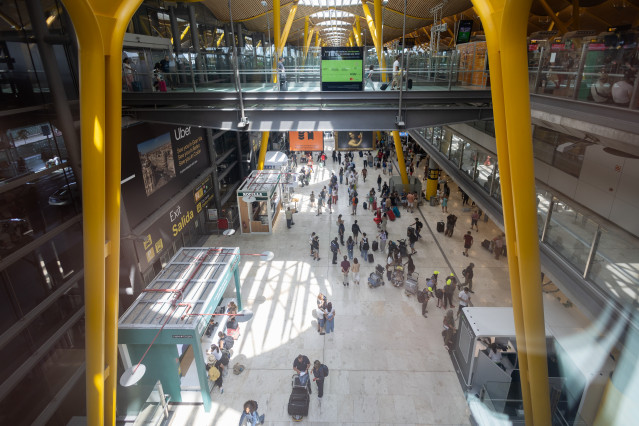 Varias personas con maletas, en la terminal 4 del aeropuerto Adolfo Suárez Madrid-Barajas, a 24 de julio de 2025, en Madrid (España).