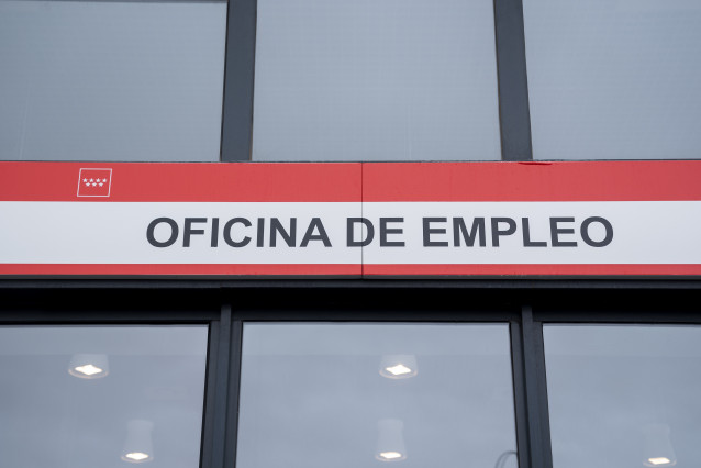 Archivo - Exterior de una oficina de empleo.