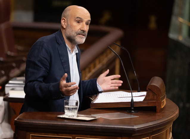 El diputado del BNG Néstor Rego durante una sesión plenaria extraordinaria, en el Congreso de los Diputados, a 22 de julio de 2025, en Madrid (España).