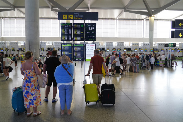Archivo - Imagen de archivo de viajeros en el aeropuerto Málaga-Costa del Sol de Málaga.