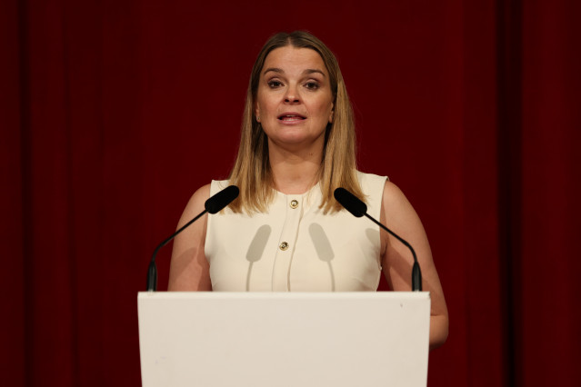 La presidenta de las Islas Baleares, Marga Prohens, atiende a los medios de comunicación, tras su encuentro con el presidente del Gobierno, Pedro Sánchez, en el Consolat de Mar.