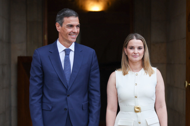 El presidente del Gobierno, Pedro Sánchez, y la presidenta de las Islas Baleares, Marga Prohens, durante un encuentro en el Consolat de Mar.