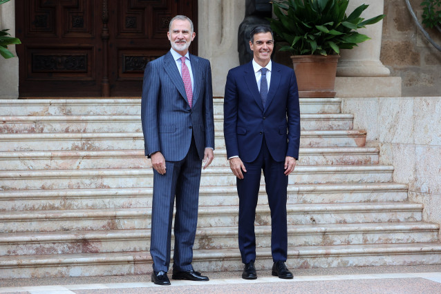 El Rey Felipe VI (i) durante un despacho con el presidente del Gobierno, Pedro Sánchez (d), en el ?Palacio de Marivent, a 29 de julio de 2025, en Palma de Mallorca, Islas Baleares (España).