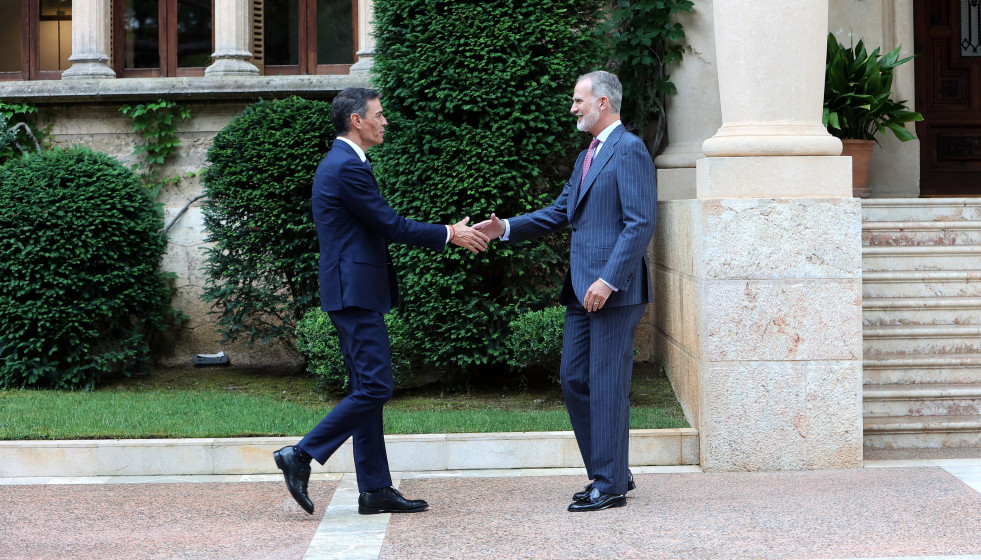 El Rey Felipe VI (d) durante un despacho con el presidente del Gobierno, Pedro Sánchez (i), en el ?Palacio de Marivent, a 29 de julio de 2025, en Palma de Mallorca, Islas Baleares (España).