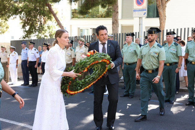 Archivo - La presidenta del Govern, Marga Prohens, lleva una ofrenda floral al monolito en honor a Diego Salvá y Carlos Sáenz de Tejada, asesinados por ETA en Palmanova.