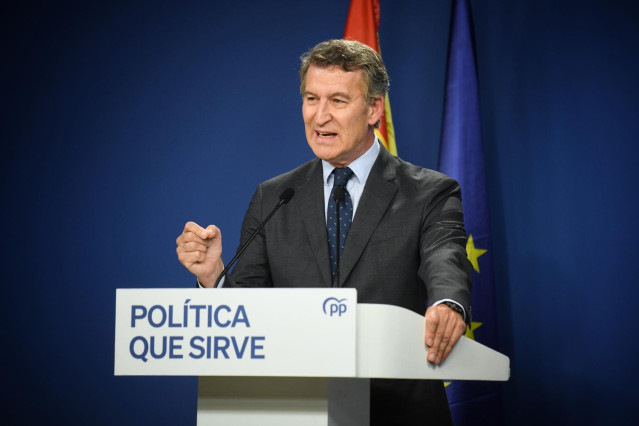 Archivo - El presidente del Partido Popular, Alberto Núñez Feijóo, durante una rueda de prensa, en la sede del PP en Génova, a 12 de junio de 2025, en Madrid (España).