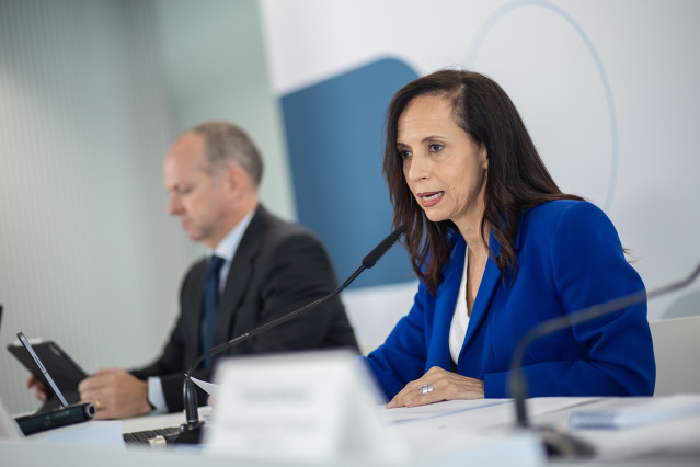 Archivo - La presidenta no ejecutiva de Redeia, Beatriz Corredor; y el CEO de Redeia, Roberto García Merino,