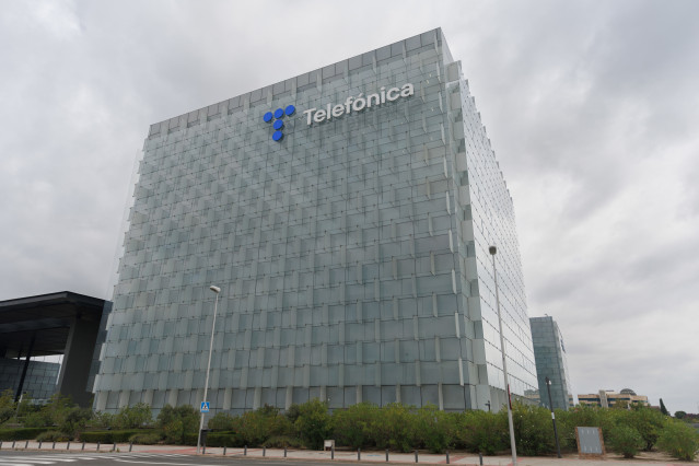 Archivo - Exterior de la sede de Telefónica, en el ensanche de Las Tablas, en el distrito de Fuencarral-El Pardo, a 6 de septiembre de 2023, en Madrid (España).