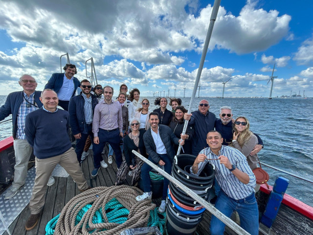 Una delegación de la Consejería canaria de Transición y socios de Fedeport y el Clúster Marítimo, apoyados por Proexca, visitan el parque eólico marino Middelgrunden en Copenhague