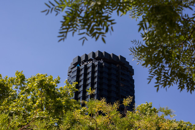 Archivo - Fachada de la sede de CaixaBank en la Avenida Diagonal de Barcelona.